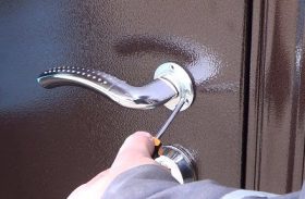 Замена дверной ручки металлической двери в Мурманске