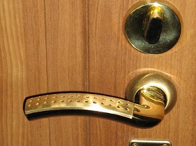 Замена дверной ручки входной двери в Мурманске