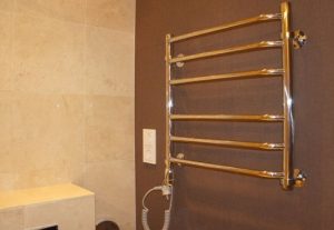 Установка электрического полотенцесушителя в ванной в Мурманске